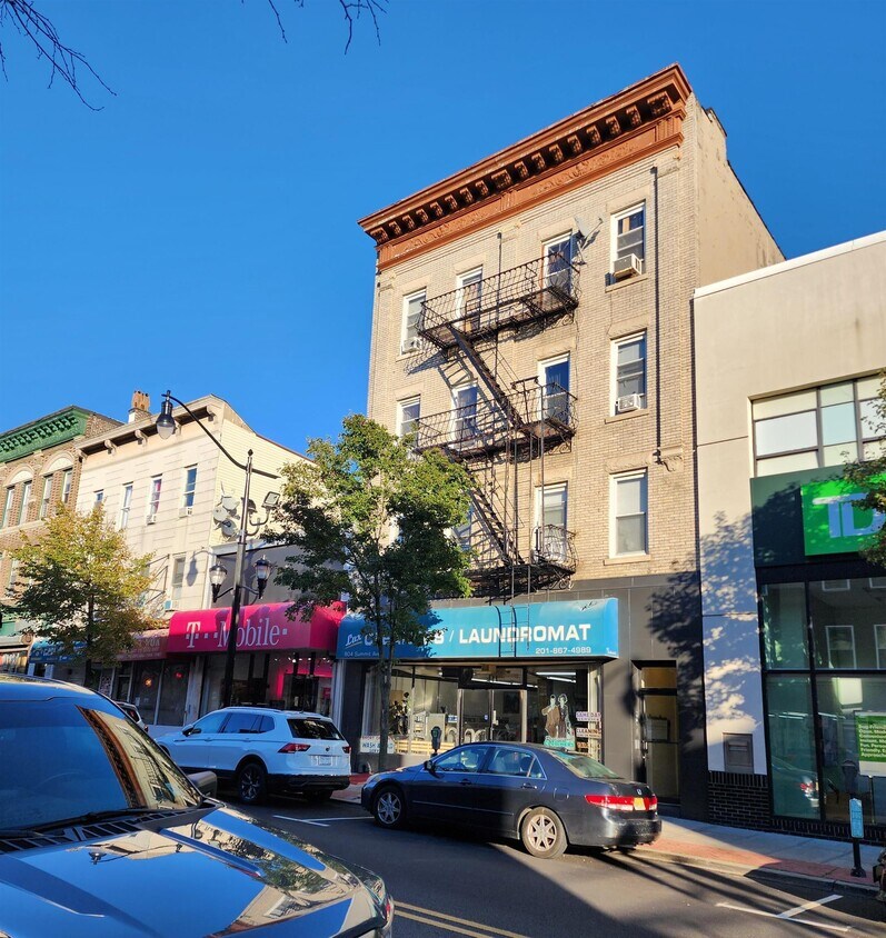 Building Photo - 804 Summit Ave