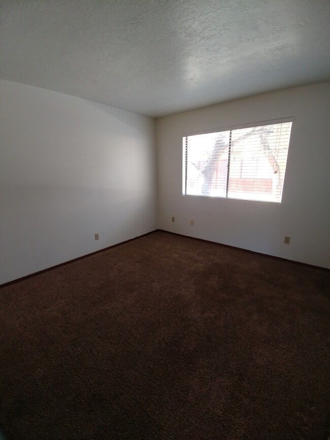 Building Photo - 826 Vine Ave