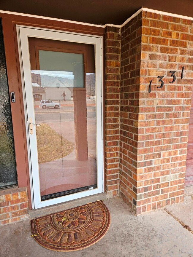 Foto del edificio - Beautiful 4 Bedroom / 2 Bath Large Home with Refrigerated Air