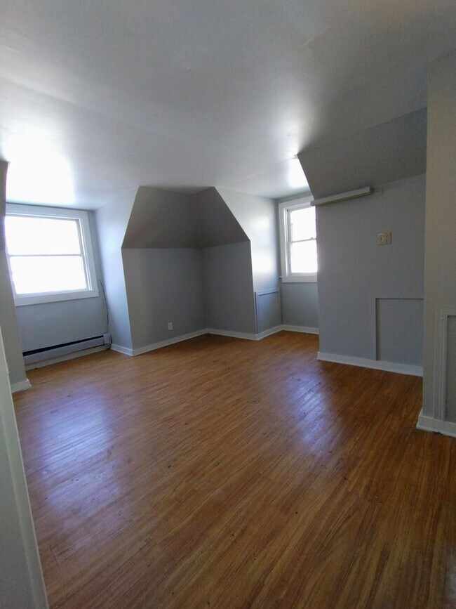 Foto del edificio - Historic Mansion Rooms for Rent – All Utilities Included