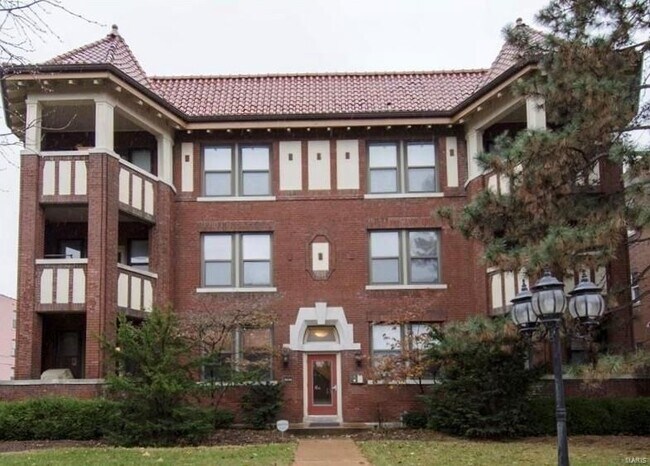Foto del edificio - 5646 Waterman Blvd