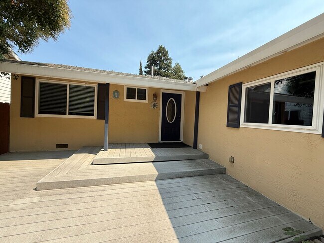 Foto del edificio - Recently Remodeled Home in Charming Neighborhood