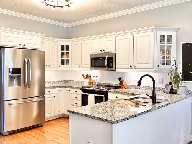 Foto del edificio - 4 Bed/3 Bath Spacious Home! Extra 2 Car Ga...