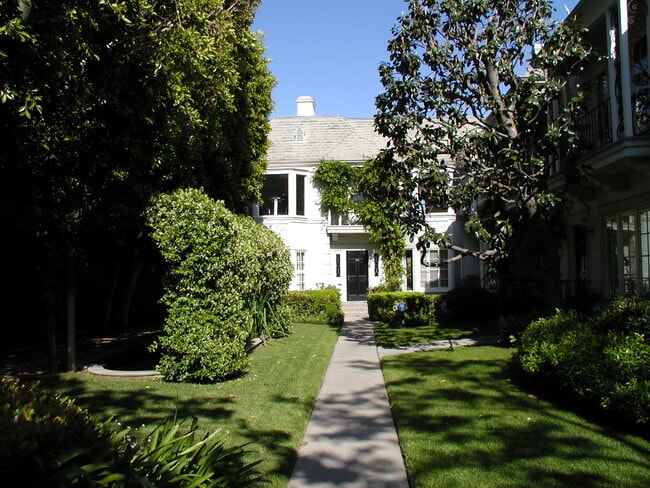 front of building - 1234 N Crescent Heights Blvd