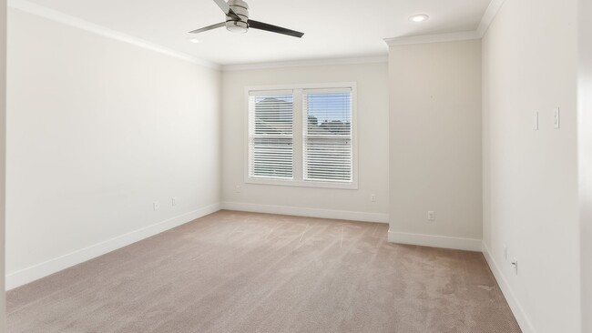 Building Photo - 3 Bedroom House Available NOW