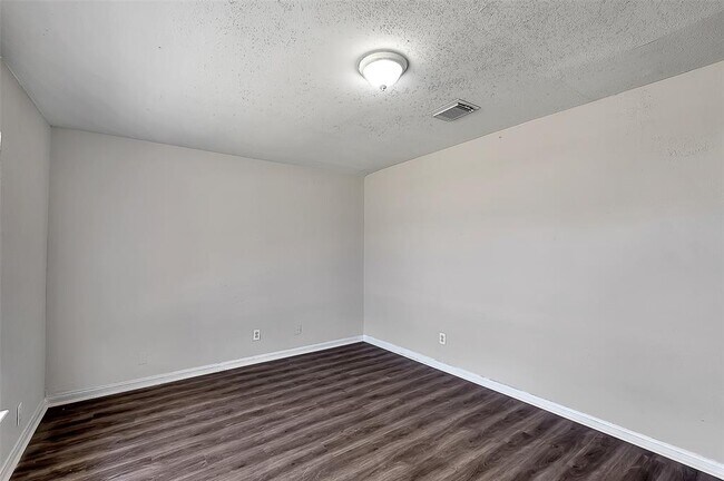 Building Photo - 5654 Belcrest St