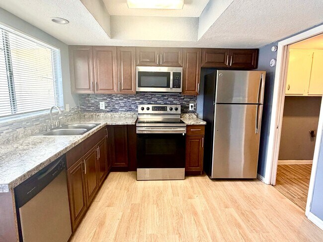 Building Photo - 2203 Silver Pines Pl
