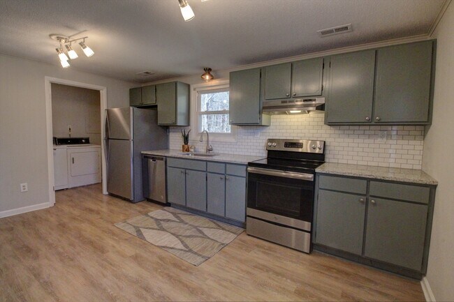Foto del edificio - Available early September! Adorable + updated 3 bedroom home with fenced yard, 10 minutes from Do...