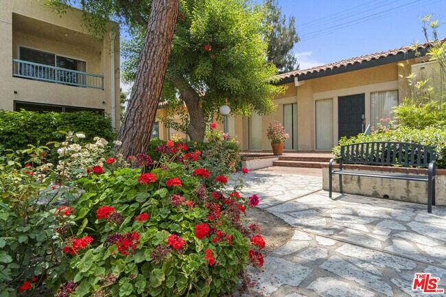 Foto del edificio - 18307 Burbank Blvd