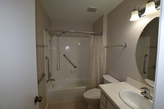 Foto del edificio - Lovely Single Story 3/2 Court Location