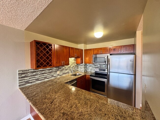 Building Photo - Updated 1 bed, 1 bath, 1 parking unit in K...