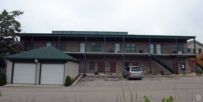Building Photo - 122-140 Main St