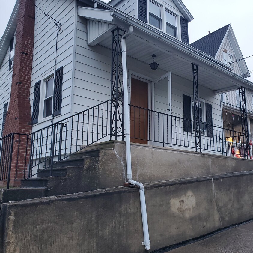 Front of house - 567 S Benner Ave