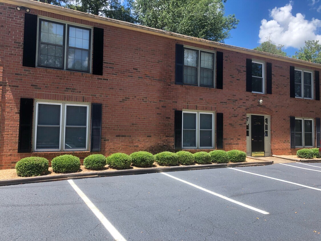 Primary Photo - 1690 Barnett Shoals Rd
