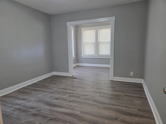 Building Photo - Fully Remodeled for Immediate Move-In