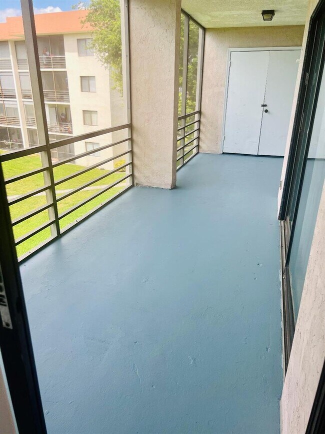 Building Photo - 5981 Via Vermilya