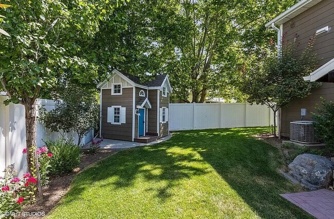 Building Photo - 31 W Mutton Hollow Rd