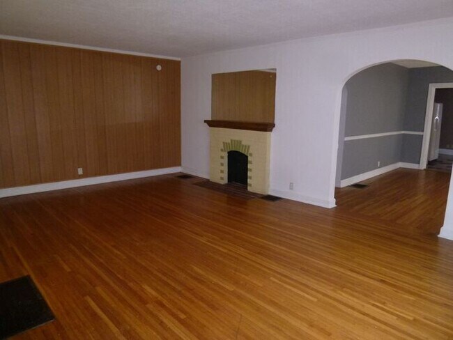 Building Photo - 2 Bedroom Home with Fenced Yard