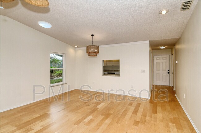 Building Photo - 5888 Bonaventure Pl
