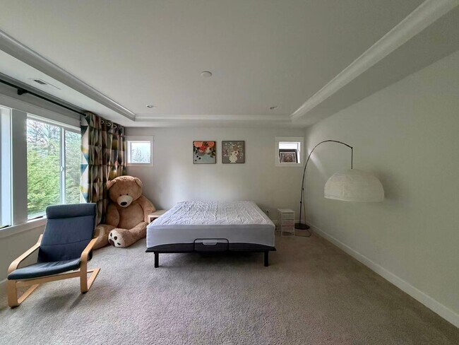 Foto del edificio - Spacious 5B Home in Desirable Sammamish neighborhood