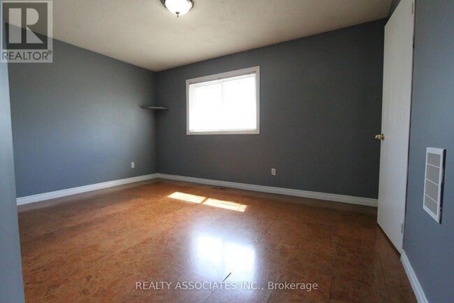 Building Photo - 160 White Pine Crescent