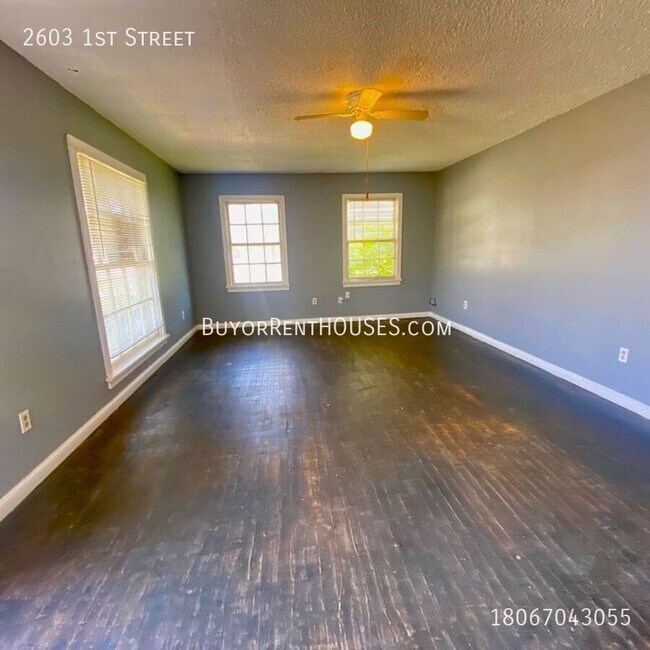 Building Photo - 2603 1st St