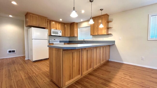 Building Photo - 206 6th St NE