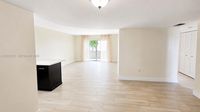 Foto del edificio - 6904 N Kendall Dr