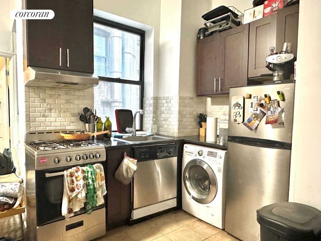Primary Photo - 235 E 4th St