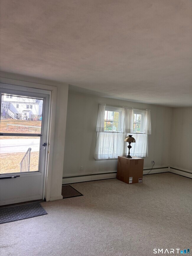 Foto del edificio - 28 Bayberry Ln