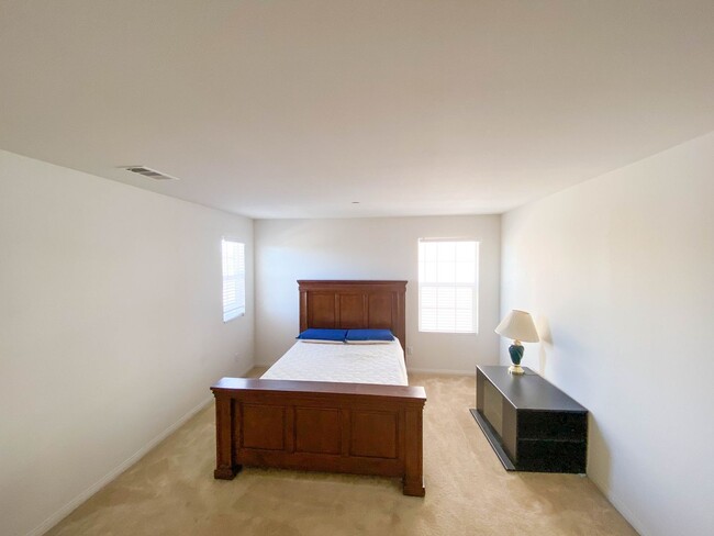 Foto del edificio - LARGE ROOM FOR RENT W/ PRIVATE BATHROOM IN MURRIETA!