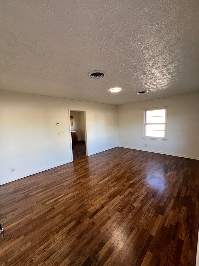 Building Photo - Remodeled Like New 2 Bedroom 1 Bath Pet Fr...