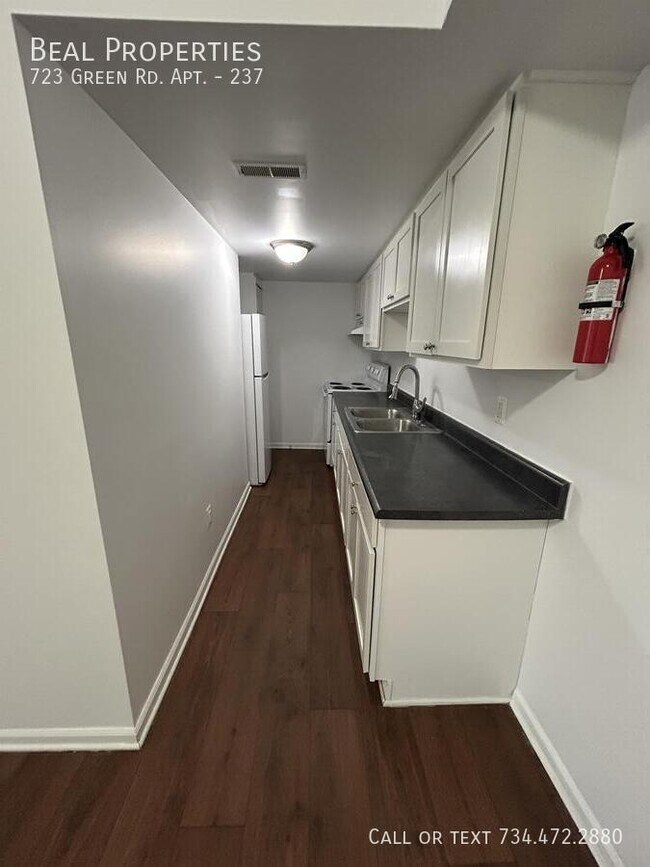 Foto del edificio - 723 Green Rd