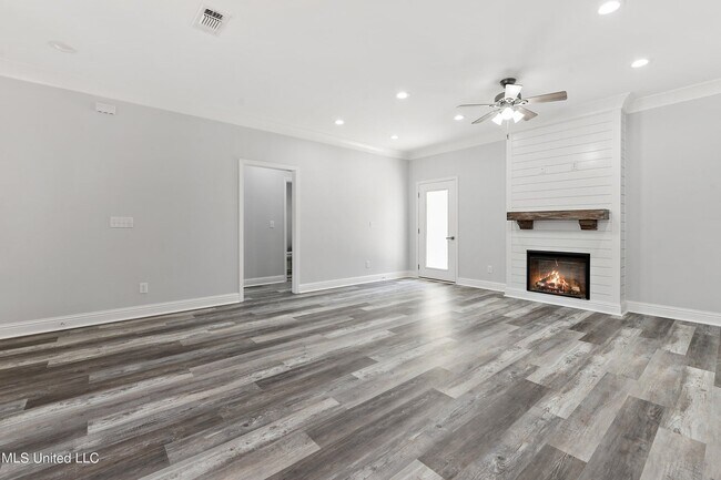 Building Photo - 9493 W Palm Ln