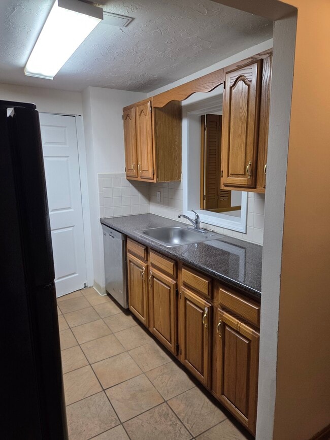 Building Photo - 65 Greentree Ln