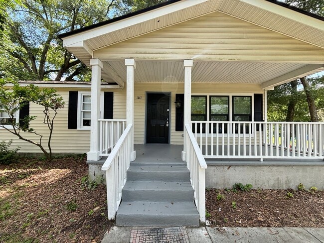 Building Photo - Available now! Freshly updated 3bed 1 bath Downtown Summerville!