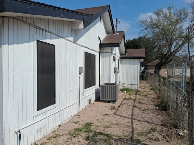 Foto del edificio - 228 W Kelly Ave