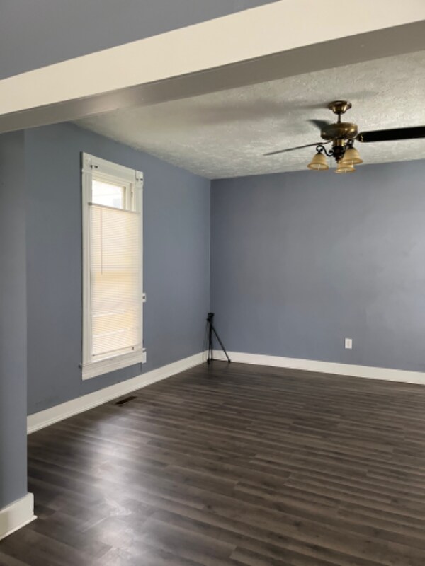 Building Photo - 2223 b