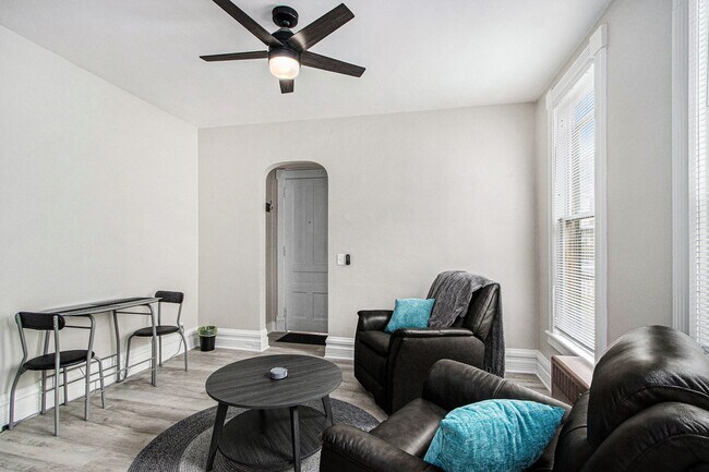 Building Photo - $1350 Tastefully furnished 1BR Apartment |...