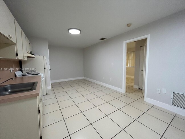 Building Photo - 25 W 4th St