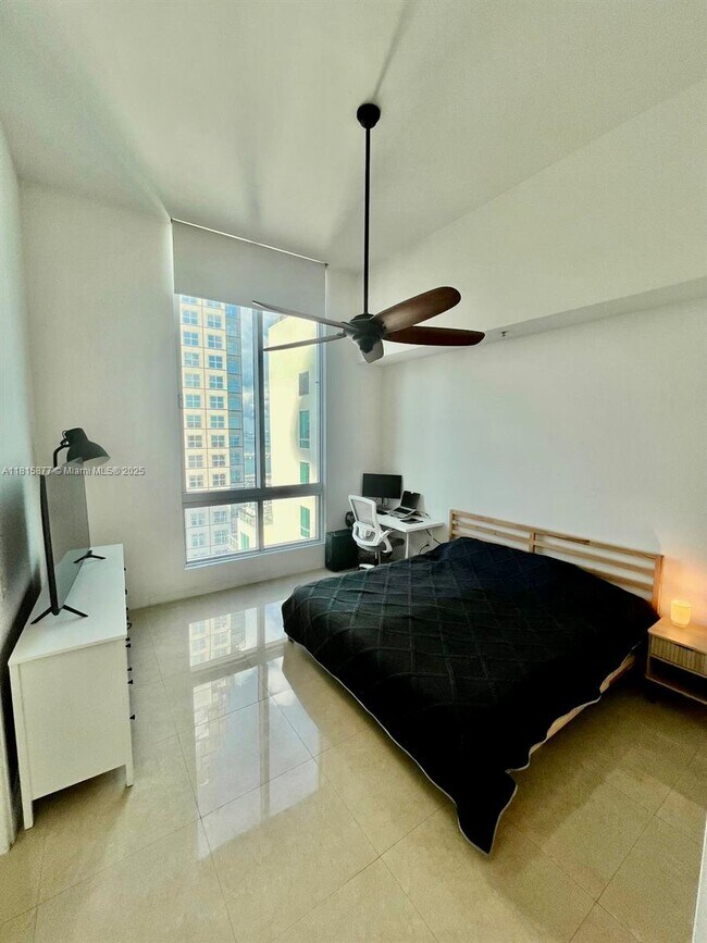 Foto del edificio - 300 S Biscayne Blvd