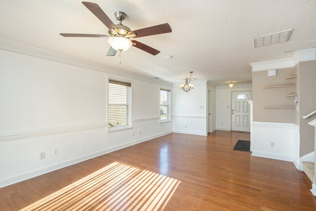 Foto del edificio - 13716 Riding Hill Ave