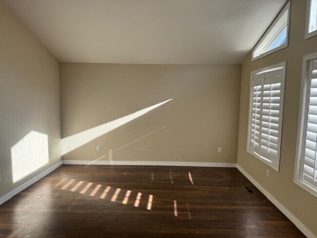 Building Photo - HUGE FENCED IN YARD W/ A 3 CAR GARAGE ON C...