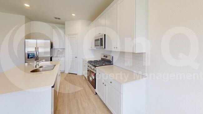 Foto del edificio - 1321 Rousseau Dr