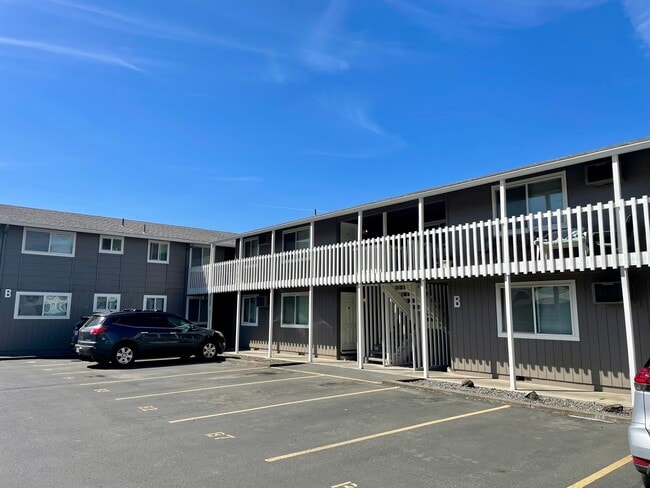 Building Photo - Beautifully Updated Ground-Level 2-Bedroom!