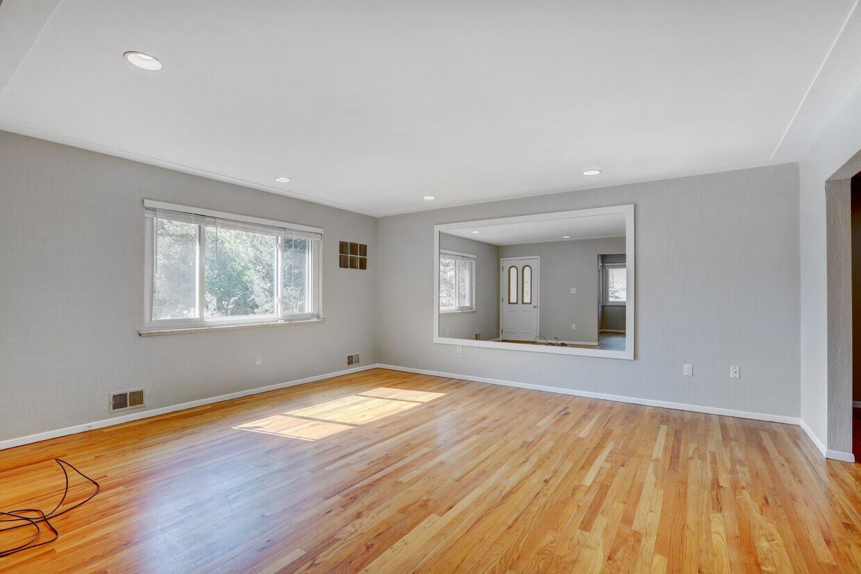 Primary Photo - 1290 S Gaylord St