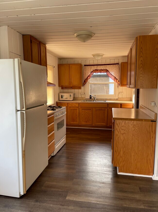 Kitchen - 207 N Deer Run Trl
