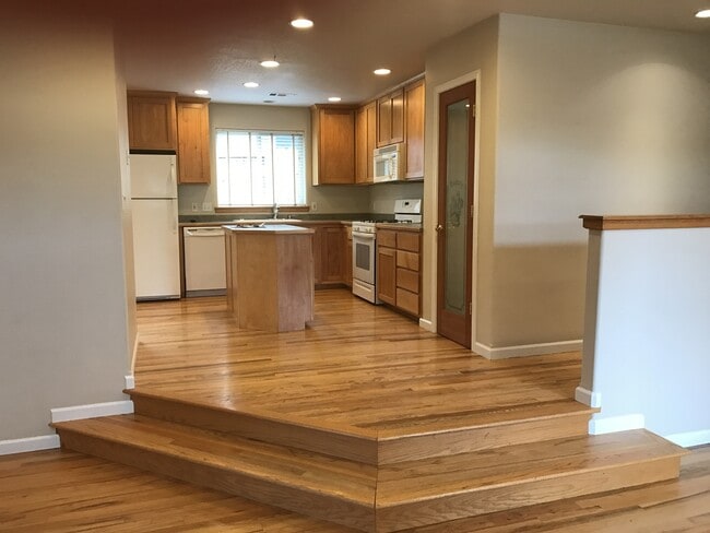 Building Photo - Three bedroom, Two bath home in Ashland.  ...
