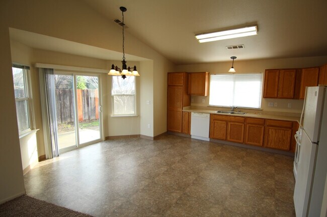Foto del edificio - 3 Bedroom Home in Gated Lake California