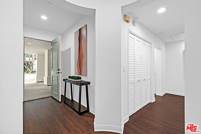 Building Photo - 5625 Crescent Prk W